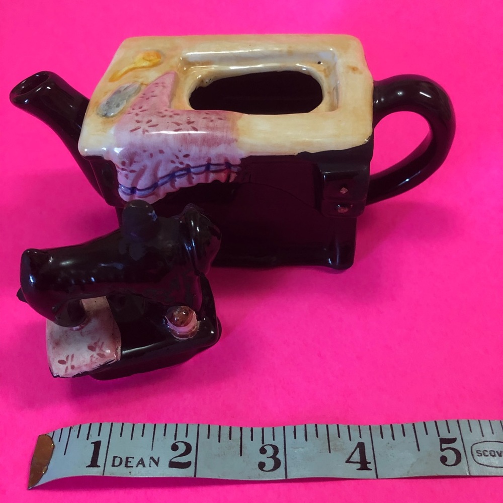 Cottage Tea Pot, sewing machine - Picture 7 of 7